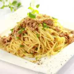 Szybkie i proste spaghetti z tuńczykiem z puszki na obiad