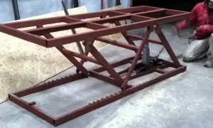 Podnośnik motocyklowy DIY: Zbuduj go sam i oszczędź! Poradnik krok po kroku