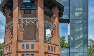 Nowoczesna wieża ciśnień w Zabrzu, z ceglaną bryłą i szklaną klatką schodową, stanowi ciekawy kontrast architektoniczny.