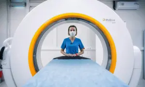 Medyk w maseczce przy aparacie do rezonansu magnetycznego. Czy aparat ortodontyczny stanowi przeciwwskazanie do badania?
