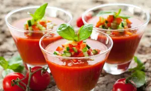 Tre glas med gazpacho, toppad med tärnad gurka, paprika och basilika. Ett perfekt gazpacho recept för en varm sommardag.