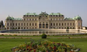 Barokowy pałac Belweder w Wiedniu, z zielonymi kopułami i ogrodem. Idealne miejsce na zakup biletów i zwiedzanie.