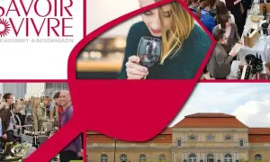 Menschen genießen Wein auf einem Fest. Ein Magazin-Logo "Savoir Vivre" ist zu sehen. Ein Gebäude im Hintergrund.