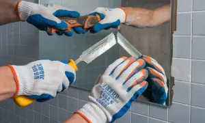 Jak odkleic lustro z plytek bez uszkodzenia kafelków – sprawdzone metody