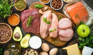 Różnorodne produkty bogate w białko i zdrowe tłuszcze: mięso, ryby, drób, jaja, nabiał, orzechy, awokado, oliwa. Wśród nich znajdziemy źródła kwasów tłuszczowych nasyconych.