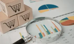 Cajas con carritos de compra y gráficos. Analizando cuánto cuesta hacer una página web para tu negocio.
