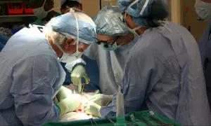 Chirurdzy podczas operacji, która może budzić dylematy etyczne związane z transplantacją organów a religią.