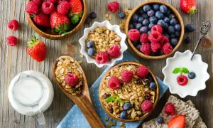 Pyszne śniadanie: granola z owocami, jogurt i mleko. Idealne dla diety bogatoresztkowej.