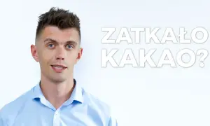 Mężczyzna z niebieskimi oczami i pytaniem "Zatkało kakao?" na białym tle.
