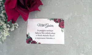 Elegancka kartka z informacją o noclegu dla gości weselnych, ozdobiona różami. Tekst zaprasza do Hotelu Malutkie Resort.
