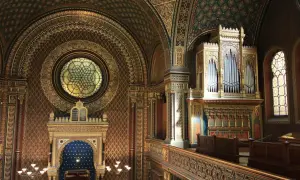 Prager Synagoge mit prunkvoller Orgel, kunstvollen Deckenmalereien und einem Rosettenfenster.