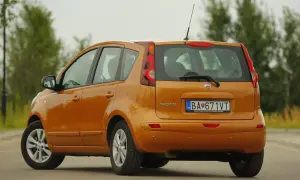 Pomarańczowy Nissan Note, gotowy na nissan note wymiana żarówki przód.