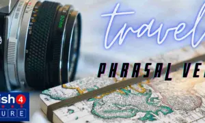 Cámara y cuaderno con mapa para aprender phrasal verbs de travel. ¡Prepara tu próxima aventura!