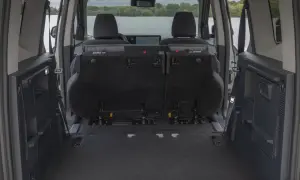 Bagagliaio del Ford Tourneo Courier con sedili posteriori abbassati, mostrando le dimensioni interne per un carico ottimale.