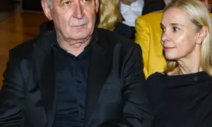 Waldemar Dąbrowski i jego towarzyszka, być może w trakcie romantycznego wieczoru, siedzą obok siebie.
