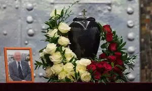 Kwiaty na pogrzeb starszej osoby: symbolika, kolory i etykieta