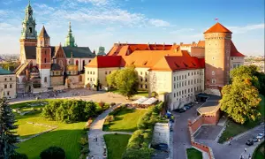Wawel, krakow castle, z czerwonymi dachami i zielonymi ogrodami, lśni w słońcu.