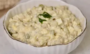 Pyszna sałatka z pieczarkami, jajkiem i groszkiem, polana kremowym majonezem. Idealna na każdą okazję.