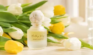 Eleganckie perfumy na prezent, otoczone bukietem białych i żółtych tulipanów. Czy to dobry omen, czy przesądy związane z podarunkiem?
