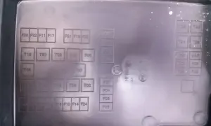 Schemat bezpieczników w Peugeot Boxer. Pomoc przy wymianie żarówki przód.