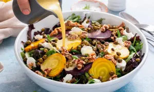 Una ensalada vibrante con remolachas, queso de cabra y nueces, bañada con deliciosas salsas para ensaladas.