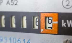Zbliżenie na licznik energii elektrycznej z widocznymi cyframi i oznaczeniem kW.
