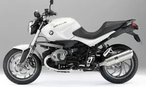 Biały motocykl BMW R1200R z czarnym siedzeniem, gotowy do jazdy.