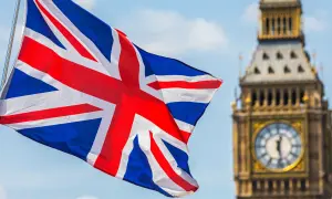Flaga Wielkiej Brytanii powiewa przed Big Benem. Marzysz o podróży i potrzebujesz wiza do UK?