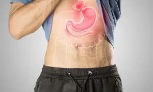 Uomo con stomaco evidenziato in rosso, che suggerisce fitte allo stomaco.