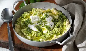 En skål med krämig risoni, toppad med färsk mozzarella och grön pesto. Ett perfekt risoni recept för en snabb och smakrik måltid.