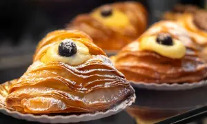 Délicieuse patisserie italienne typique, feuilletée et garnie de crème et d'une cerise.