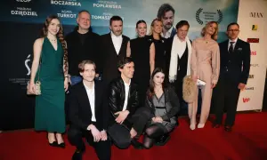 Najlepszy obsada filmu na czerwonym dywanie. Aktorzy i aktorki pozują do zdjęć, prezentując swoje stylizacje.