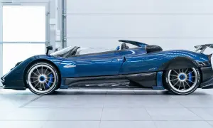 Pagani Barchetta blu, un capolavoro di ingegneria e design, con dettagli in fibra di carbonio e cerchi sportivi.