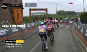 Kolarze walczą na brukowanym sektorze 30 podczas Paryż-Roubaix. Długość sektora to 2200 m.