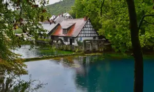 Idyllisches Fachwerkhaus am blauen Quellsee, ein malerisches Motiv für Ausflugsziele BW.