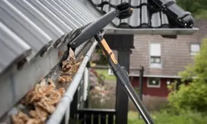 Narzędzie do czyszczenia rynien usuwa liście z dachu.
