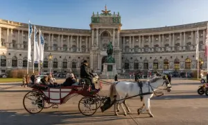 Wiedeń co zobaczyć: przejażdżka dorożką przed Hofburgiem, imponującym pałacem cesarskim.
