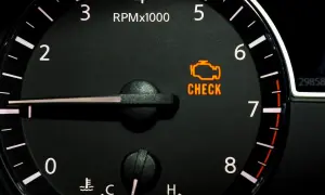 Luz de advertencia del motor encendida en el tablero de un p251a Ford Transit.