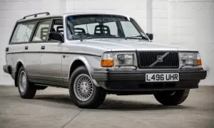 Silver Volvo 240 Torslanda kombi, en klassiker från Sverige, står redo för nya äventyr.
