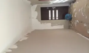 Oderwana farba z taśmą? Napraw ścianę krok po kroku i bez śladu