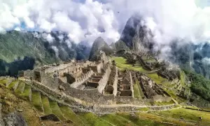 Niesamowita wycieczka do Machu Picchu. Ruiny Inków w chmurach, otoczone zielonymi wzgórzami i majestatycznymi szczytami Andów.