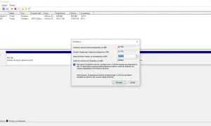 Zarządzanie dyskami w Windows 11: okno "Zmniejsz C:" pokazuje, jak podzielić dysk na partycje, wprowadzając ilość miejsca do zmniejszenia.