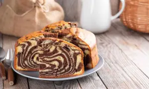 Gâteau marbré, parfait pour une recette gâteau facile et originale. Les tranches révèlent un motif zébré appétissant.