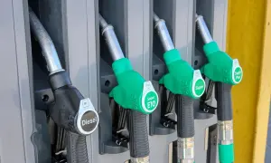 Jakie oznaczenie ma benzyna? Zrozum znaczenie etykiet paliwowych