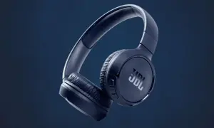 Casque JBL bleu, prêt pour l'appairage. Son design épuré et sa couleur profonde invitent à l'immersion sonore.