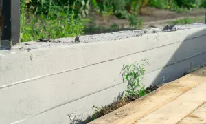 Jaki beton na fundament ogrodzenia? Poradnik: klasa, grunt, błędy