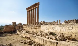 Majestätische Säulen des Baalbek Tempels ragen in den blauen Himmel. Antike Ruinen und Steine zeugen von vergangener Größe.