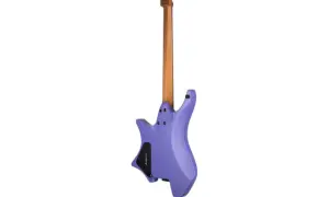 Fioletowa gitara elektryczna, idealna do nauki gry na gitarze elektrycznej. Jej nowoczesny kształt i drewniany gryf zachęcają do ćwiczeń.