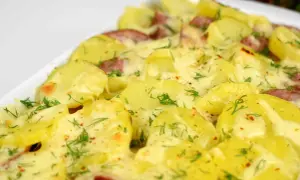 Perfekcyjna zapiekanka ziemniaczana z kiełbasą: przepis i porady