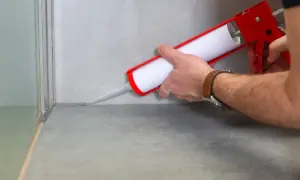 Aplikacja silikonu na fugę. Czy nowy silikon przyklei się do starego? Sprawdzamy przy prysznicu.